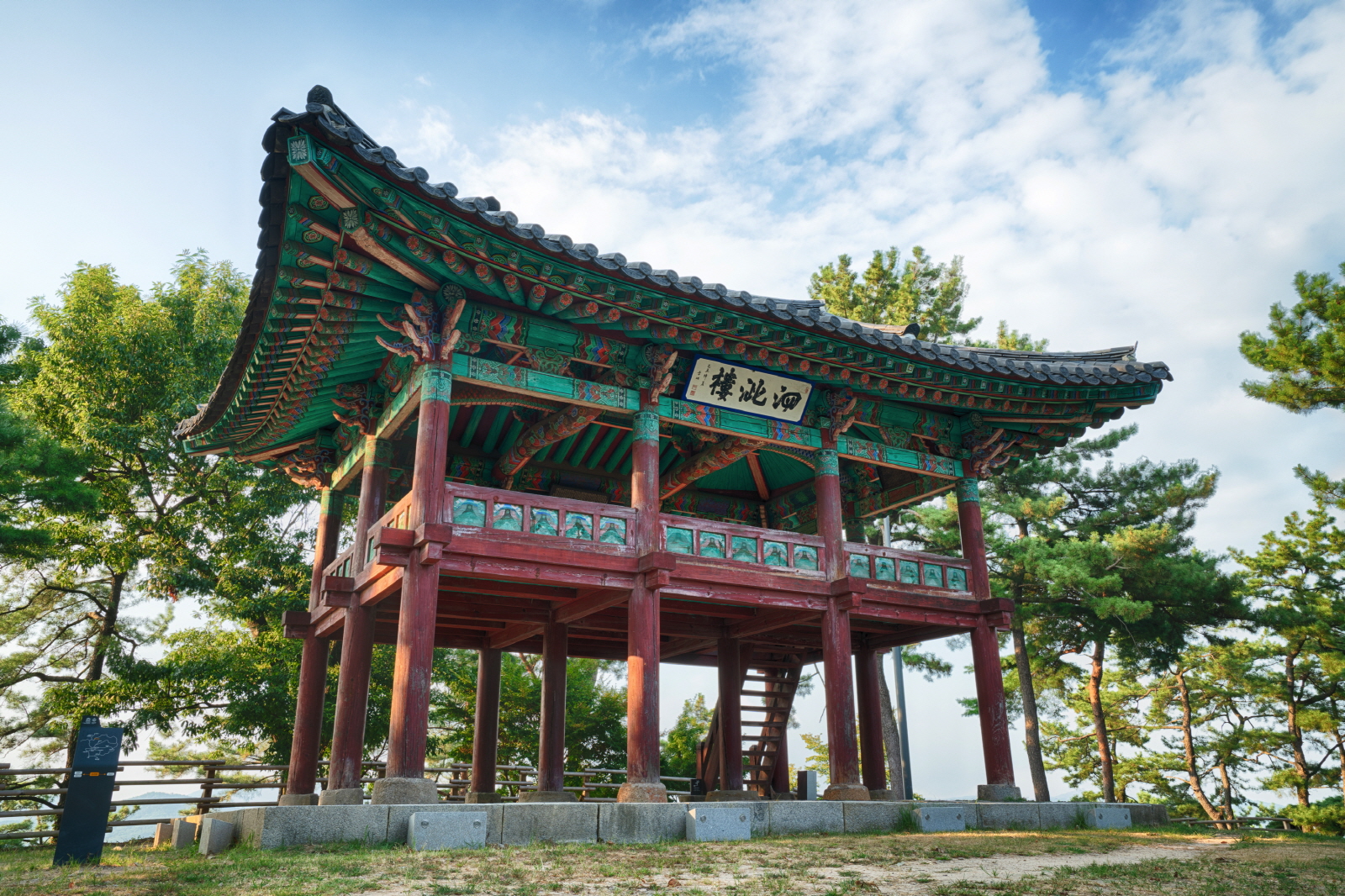 부소산성 봄 사자루 이미지