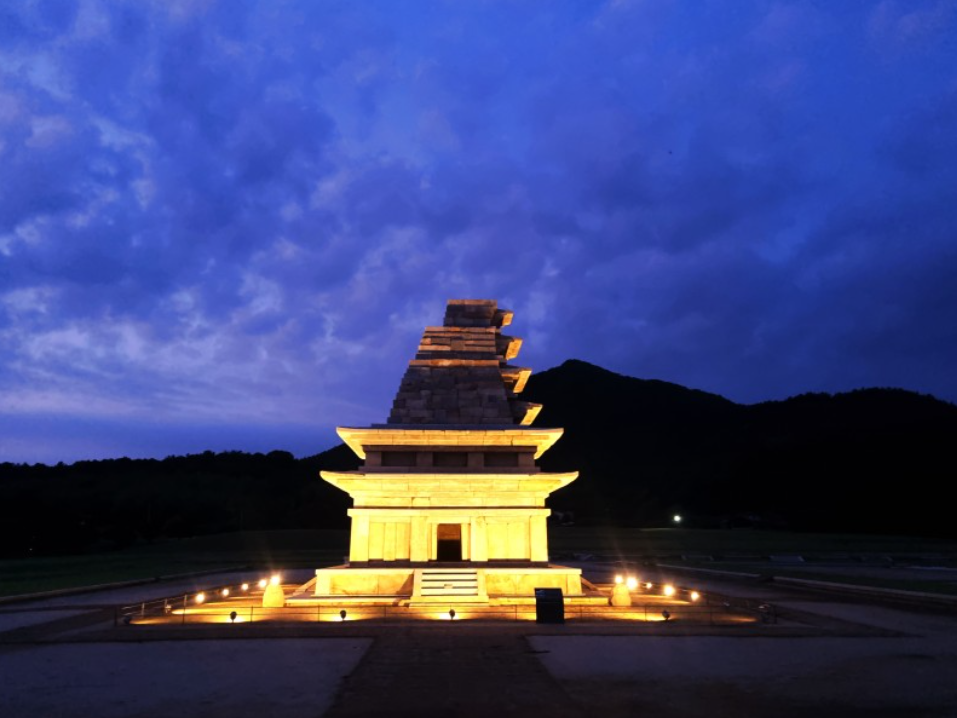 [강렬상] 익산 미륵사지 야경, 불빛에 더해진 멋진 탑의 모습을 과거의 시간과 함께 만나다(최화영) 이미지