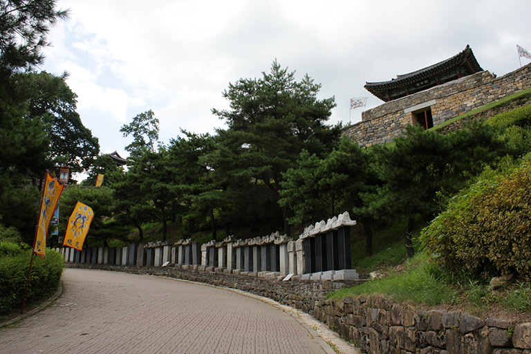 금서루 입구 비석군